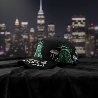 Casquette de baseball NO LIBERTY en daim avec logo personnalisé brodé en 3D, nouvelle conception, doublure en satin de soie qui brille dans le noir, 5 panneaux