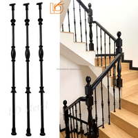 Balustre en fer forgé rond moderne en métal noir mat LD 5/8 avec patins pour rampe d'escalier intérieure en bois