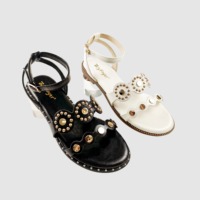 Sandales plates à double bride et perles métalliques pour femmes, à bout ouvert avec boucle réglable, confortables et légères pour l'extérieur