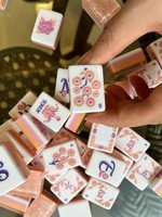 Jeu de Mahjong Américain Rose en Acrylique à Quatre Niveaux, Personnalisé, de Haute Qualité, Moderne, Luxueux, Portable, Écologique et Durable, avec Tuiles de Mahjong Kapo