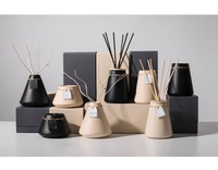Vente en gros et personnalisation de cire de soja de luxe et populaire en noir et blanc avec pots en céramique pour la décoration intérieure et les bougies parfumées