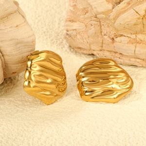 Boucles d'oreilles clous irrégulières en forme de croissant, plaquées or 18 carats, étanches, anti-ternissement, en acier inoxydable, hypoallergéniques, délicates - Product Image 4