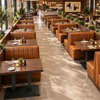 Ensemble de salle à manger en cuir marron cognac avec table en bois foncé à piétement sur colonne, mobilier de restaurant industriel personnalisable pour hôtels, vente en gros