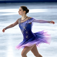 Robe de patinage artistique dégradé bleu, violet et rose, à volants, avec une manche flottante, dos profond en maille et strass pour la compétition
