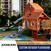 Complexe de jeu pour enfants en métal en forme de maison avec double toboggan en acier inoxydable et structure d'escalade en filet de corde pour l'immobilier