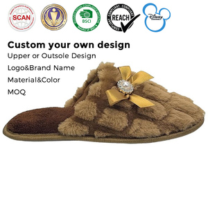 Commande en gros – Chaussons en PVC marron et rose pour femme avec nœud perlé, confortables et douillets pour l'hiver, certifiés SCAN, livraison en 30-60 jours - Product Image 1