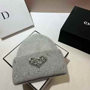 หมวกไหมพรมขนกระต่ายประดับเพชรคุณภาพสูงสำหรับผู้หญิงขายส่ง หมวกบีนนี่ถักประดับเพชรสำหรับฤดูหนาว - Product Image 3