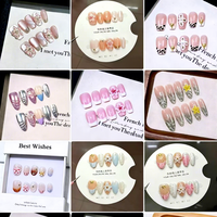 Exquisite handgefertigte, vollflächige Schutz-Nagelkunst im europäischen Stil mit mandelförmigen Press-on-Nägeln