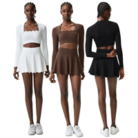 Ensemble de sport 2 pièces pour femme, col carré ondulé, taille haute, avec jupe-short respirante et haut de yoga à manches longues avec coussinets