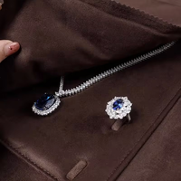 Ensemble de pochettes à bijoux en velours marron personnalisables avec logo pour bagues, boucles d'oreilles, colliers, avec boîte extérieure en papier 28x29x3.5CM, MOQ 50 pièces