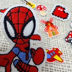 Patchs brodés plats personnalisés de haute qualité, résistants à la décoloration, polyvalents, avec logo, pour vêtements de mode. - Product Image 2