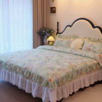 Parure de lit de luxe en pur coton avec jupe de lit plissée à bordure en dentelle, pour une ambiance de chambre de princesse rêveuse et romantique