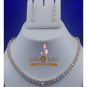 Collier classique rose en or 18 carats finition mate pour femmes, bijoux de cou en or légers et élégants avec texture lisse polie - Product Image 1