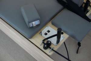 Equipo de Pilates Reformer de Roble de Lujo de Alta Gama para Uso Doméstico con Cuerdas Personalizadas OEM y Juego de Muelles de Retracción Automática para Ejercicio de Yoga y Fortalecimiento del Core - Product Image 4