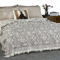 Couverture en tissu éponge grise, idéale pour la maison, couverture tricotée avec pompons, couverture d'été respirante pour l'extérieur, style ferme, 150 x 200 cm