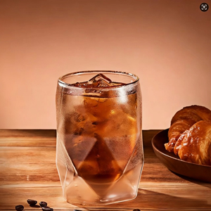 Bicchiere Isolante in Vetro Borosilicato a Doppia Parete con Motivo Natalizio Vittoriano, Taglio Diamante, Soffiato a Mano per Caffè - Product Image 2