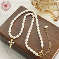 N0357 Collier de pendentifs en plaqué or 18 carats avec croix imitation perle Bijoux de perles en acier inoxydable pour femmes