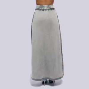 Conjunto de mezclilla para mujer al por mayor de alta calidad: Top corto sexy de un hombro y shorts de mezclilla mini con lavado ácido y efecto desgastado. - Product Image 4
