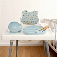 Vaisselle en silicone de qualité alimentaire pour bébé Assiette bavoir design multicolore avec impression Bol et cuillère Fourchette pliable Micro-ondes LOGO personnalisé