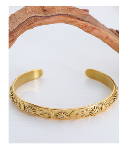 กำไลข้อมือสแตนเลสลายนูนรูปดาวพระจันทร์เป็นรูปดาวพระจันทร์ประดับอัญมณีเคลือบทองหรูหรากันน้ำได้ - Product Image 3