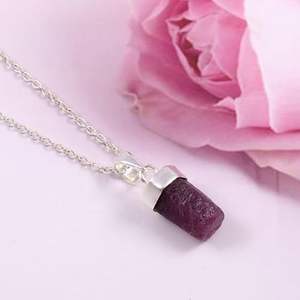 Colgante de Plata de Ley 925 Hecho a Mano con Rubí en Bruto, Diseño Orgánico, Certificado para Mujer, Compromiso - Product Image 2