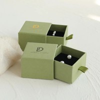 Boîte à montre rectangulaire rigide de luxe personnalisée avec tiroir coulissant, intérieur en velours, matériaux recyclés, finition mate et gaufrage