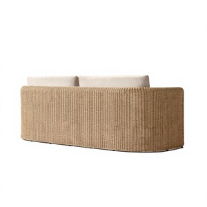 Sofá de mimbre para exteriores, resistente a la intemperie, con asientos profundos y envolventes, ideal para terrazas de villas modernas. - Product Image 4