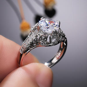 Anello di fidanzamento da donna in platino con diamante taglio brillante rotondo, zaffiro naturale colore D e pietre laterali F771 - Product Image 3