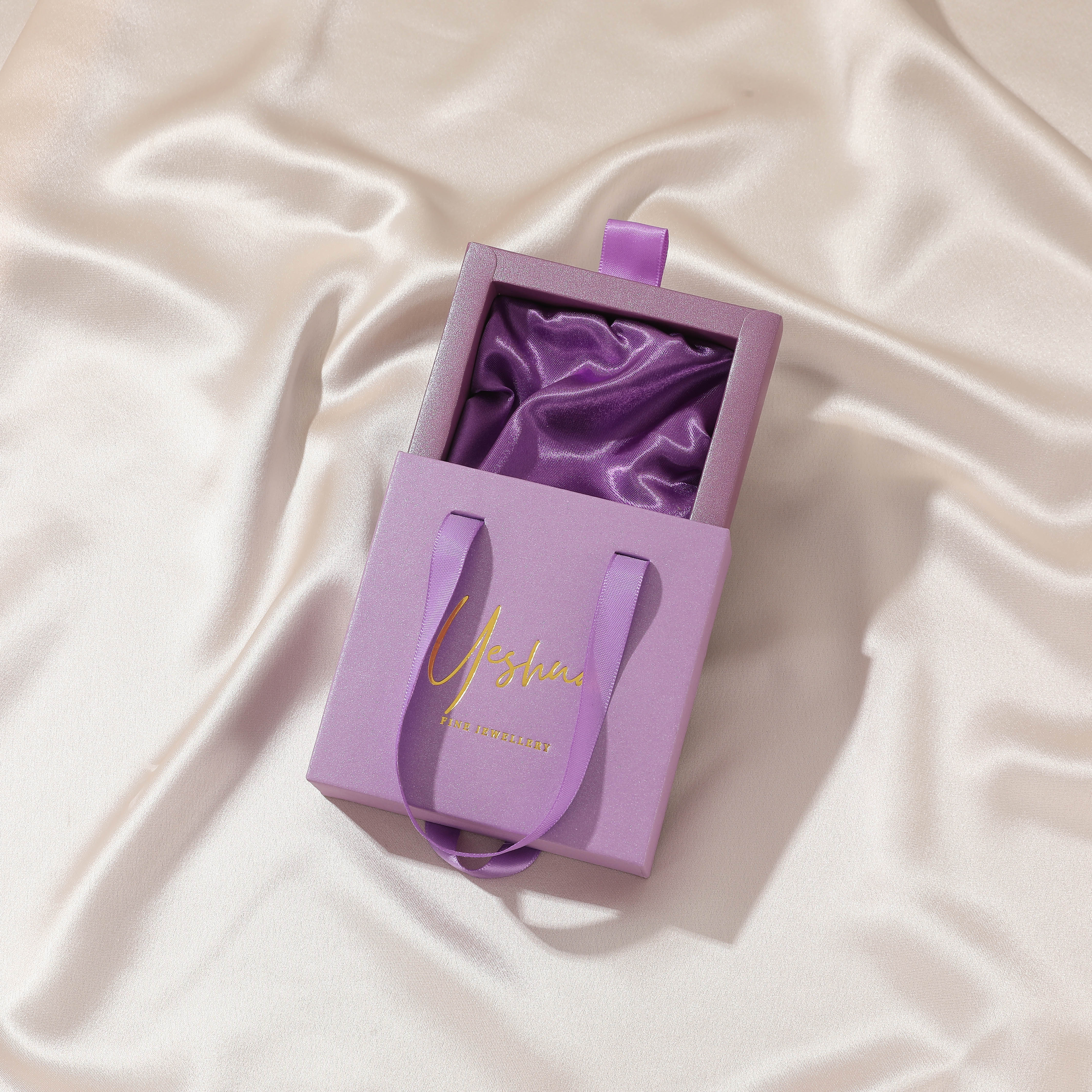 Boîte violette avec satin