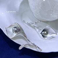 Broche Fleur Classique en Lys Calla, Perle Naturelle de Mer, Laiton Plaqué Or 18K, Forme de Riz, Cadeau du Nouvel An