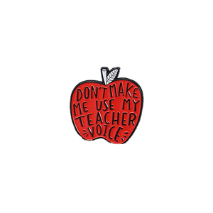 Pin in Metallo Smaltato con Citazione Divertente 'Non Costringermi a Usare la Mia Voce da Insegnante' e Mela Rossa, Regalo di Laurea - Product Image 1