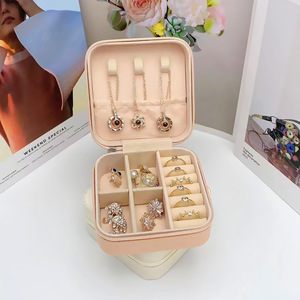 Boîte à bijoux portable pour femmes en cuir PU miniature, petit organisateur de boucles d'oreilles, étui de rangement léger pour les voyages - Product Image 5