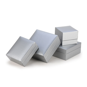 Boîte à <span class=keywords><strong>bijoux</strong></span> de luxe en <span class=keywords><strong>argent</strong></span> avec logo personnalisé Emballage de protection élégant pour colliers Bagues Boîte cadeau de qualité supérieure pour marques - Product Image 6
