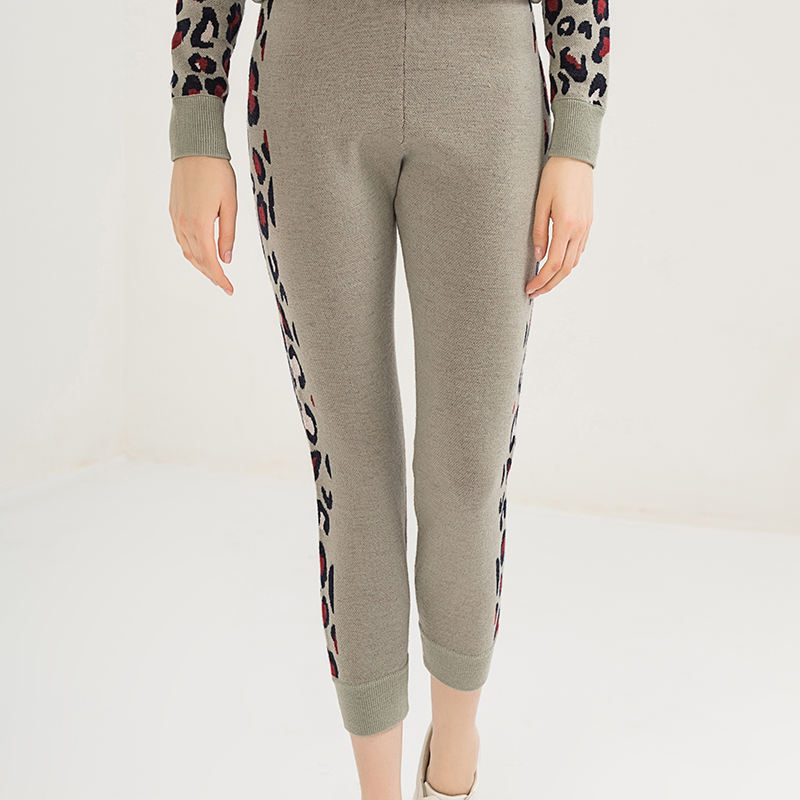 ตัวอย่างอยู่ในชุดคอมโบสีเทาหรือตามที่คุณต้องการ