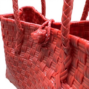 Sac fourre-tout en plastique tressé écologique rouge pour femme, idéal pour la plage, le shopping, le rangement et les voyages – Fournisseur personnalisé - Product Image 6