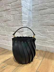 Sac à main en cuir de vache véritable de style artisanal vintage, sac à bandoulière pour femmes, sac à main de créateur de niche - Product Image 1