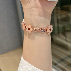 Bracelets de montre Fashion Girly Flower pour <span class=keywords><strong>Apple</strong></span> <span class=keywords><strong>Watch</strong></span> <span class=keywords><strong>8</strong></span> Ultra 49mm 3 4 5 6 7 Bracelet pour IWatch 38 <span class=keywords><strong>45mm</strong></span> Bracelet Bracelets de montre en alliage - Product Image 5