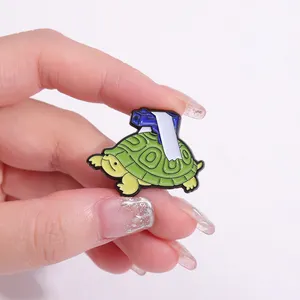 Lustige Schildkröte Emaille Pins Custom Die Schildkröte mit Pistole Broschen Revers Abzeichen Tiers chmuck Geschenk für Kinder Freunde