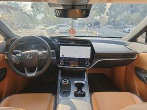 Lexus RZ <span class=keywords><strong>2023</strong></span> 450e DIRECT4 Premium, SUV de 5 Plazas, Interior Claro Automático, Eléctrico, Usado, Volante a la Izquierda, Ruedas R18 - Product Image 4