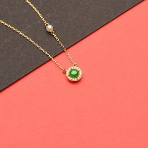 Colgante de Esmeralda Natural Verde Maya Feicui Grado A con Cadena Lockbone, Joyería de Oro 24K, Tipo Hielo Verde Intenso, Forma de Huevo - Product Image 3