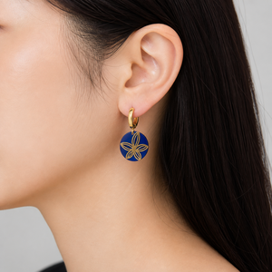 Boucles d'oreilles pendantes en acier inoxydable plaqué or 14 carats, motif floral bleu, cinq pétales, style Huggie Hoop - Product Image 4