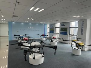 Drone agricole pour l'épandage de granulés avec caméra, système de pulvérisation double atomisée, capacité de charge utile - Product Image 6