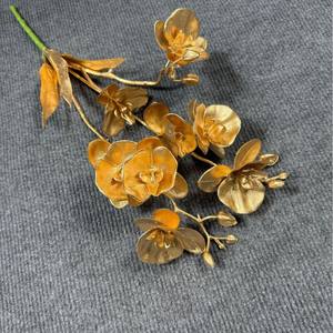 Arreglo Floral Ligero Hecho a Mano para Nochevieja, Decoración con Eucalipto y Flores Artificiales Doradas - Product Image 6