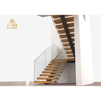 Escalier moderne minimaliste à poutres carrées, marches en bois massif, balustrade en verre, escalier pour la maison