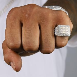Vente en gros de bagues personnalisées en or blanc avec incrustation de moissanite carrée VVS, bague hip-hop pour hommes - Product Image 3