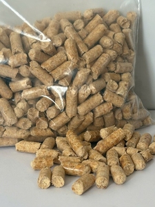 Granulés de litière pour chat en bois de pin de haute qualité, litière naturelle pour animaux de compagnie, granulés de pin traités thermiquement, sans poussière, granulés de litière pour chat de 8 mm - Product Image 3