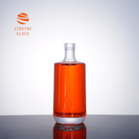 Bouteille en verre cylindrique de 500 ml avec logo goutte d'eau en relief, idéale pour l'emballage du gin, de la vodka et du whisky