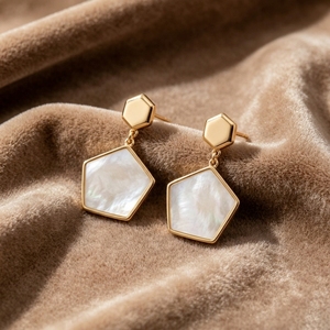 Boucles d'oreilles pendantes géométriques doubles personnalisées en gros, plaquées or, en nacre naturelle, hypoallergéniques, bijoux minimalistes pour femmes - Product Image 2