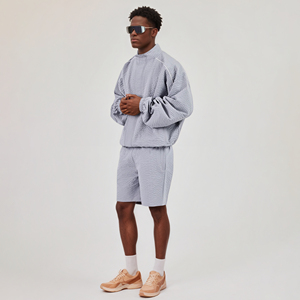 Ensemble de survêtement léger 2 pièces coupe oversize en nylon et rayonne avec col cheminée et bordure contrastante personnalisée, comprenant une veste coupe-vent et un short de jogging - Product Image 2