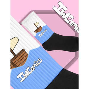 Calcetines de mujer IW Comics con temática de barco pirata en el océano - Product Image 1